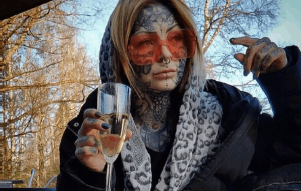 ALEKSANDRA TETOVIRALA 99 POSTO SVOG TELA: <span style='color:red;'><b>Majka troje dece</b></span> se ponosi svojim izgledom! (FOTO)